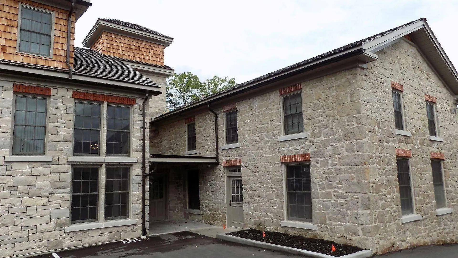The Barracks Inn Hamilton Hotel