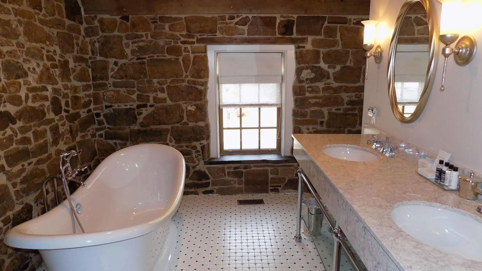 The Barracks Inn Hamilton 4*,  Canada
