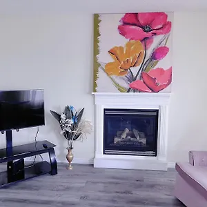Mountain Gorgeous Single House Close Airport & Free Parking Homestay Calgary