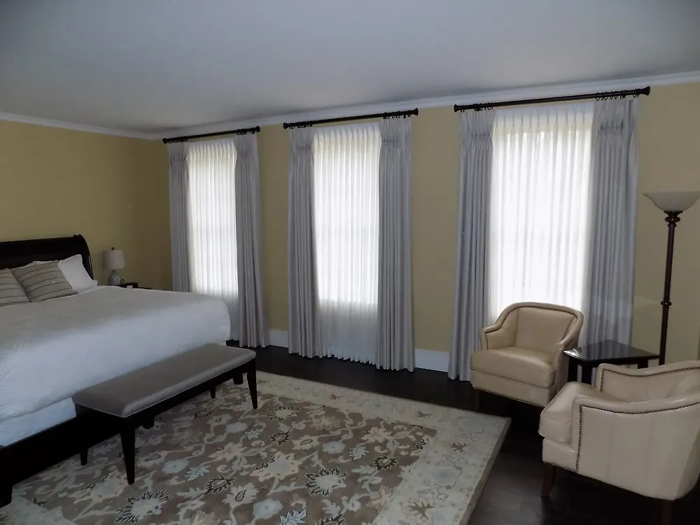 **** Hotel The Barracks Inn Hamilton Canada